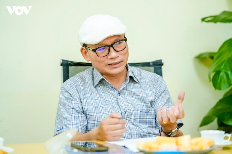 TS. Đào Trung Hiếu cho rằng: "Khách sạn có thể xây ở nơi khác, nhưng lịch sử của Hồ Gươm thì không thể di chuyển"