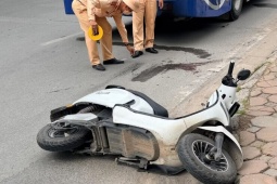 Hà Nội: Sau va chạm, cô gái bị cuốn vào gầm xe buýt