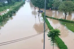 Đại lộ Thăng Long ngập sâu 1 m
