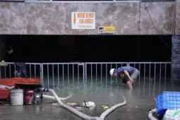 'Giải cứu' hầm chung cư bị ngập trong nước
