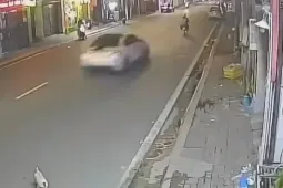 Truy tìm ô tô húc văng hai người đi xe máy ở TPHCM