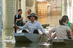 Đường biến thành sông, 'bến thuyền' xuất hiện giữa ngoại thành Hà Nội