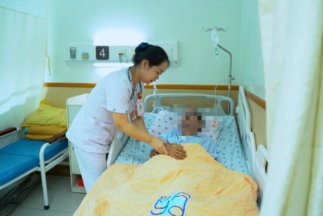 Dùng nước chanh chữa bệnh, người đàn ông hôn mê trong chuyến du lịch