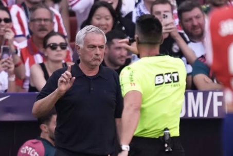 Real Madrid tố cáo trọng tài lên La Liga, Mourinho đá xoáy cả Barcelona vì được thiên vị