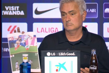 Tranh cãi derby Madrid: Mourinho in ảnh 2 pha phạm lỗi của Atletico mang đi dự họp báo