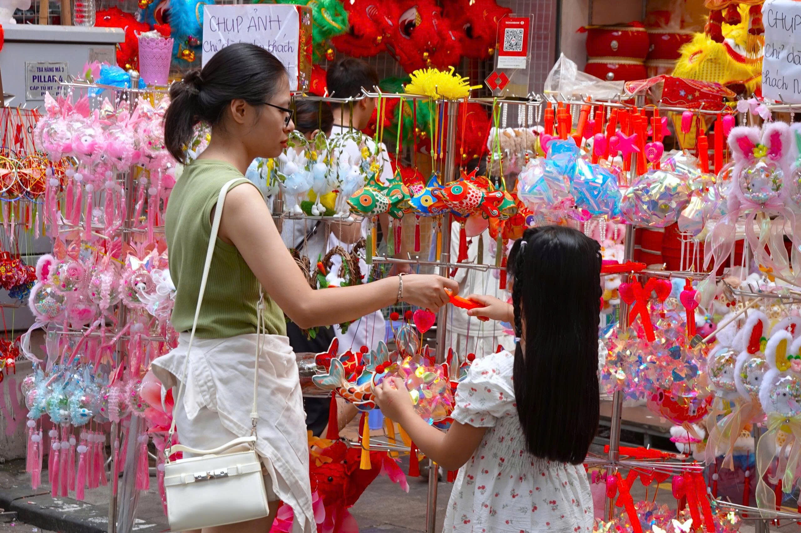 Nhiều người mong muốn lưu giữ những ký ức Trung thu truyền thống. Ảnh: Linh Vũ