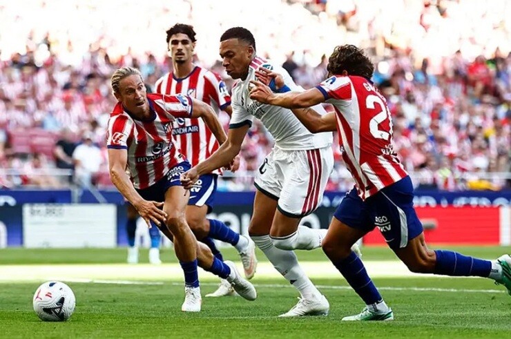 Mbappe&nbsp;bị các cầu thủ Atletico vây ráp suốt trận derby Madrid