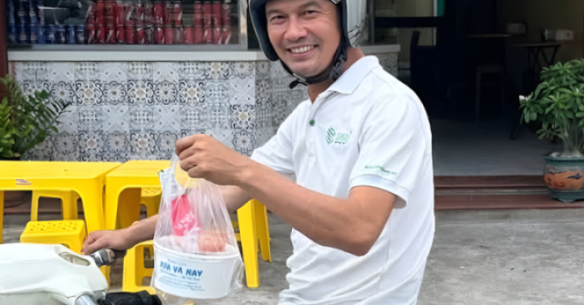 Nam diễn viên hài mở quán lẩu ở quê, tự chạy xe...