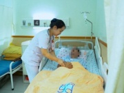 Dùng nước chanh chữa bệnh, người đàn ông hôn mê trong chuyến du lịch