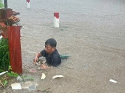 Trưởng thôn ở Đắk Lắk xuống cống vớt rác giữa mưa lớn