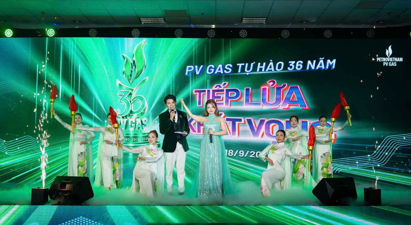 Tiết mục văn nghệ mở màn chương trình Lễ kỷ niệm 36 năm ngày thành lập PV GAS.