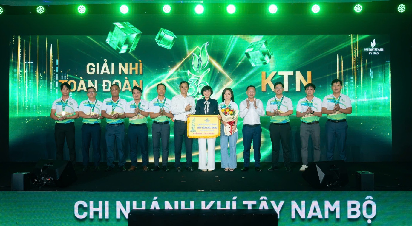 Tổng Giám đốc PV GAS Dương Trí Hội và Chủ tịch Công đoàn PV GAS Trần Xuân Thành trao giải Nhì toàn đoàn cho KTN.