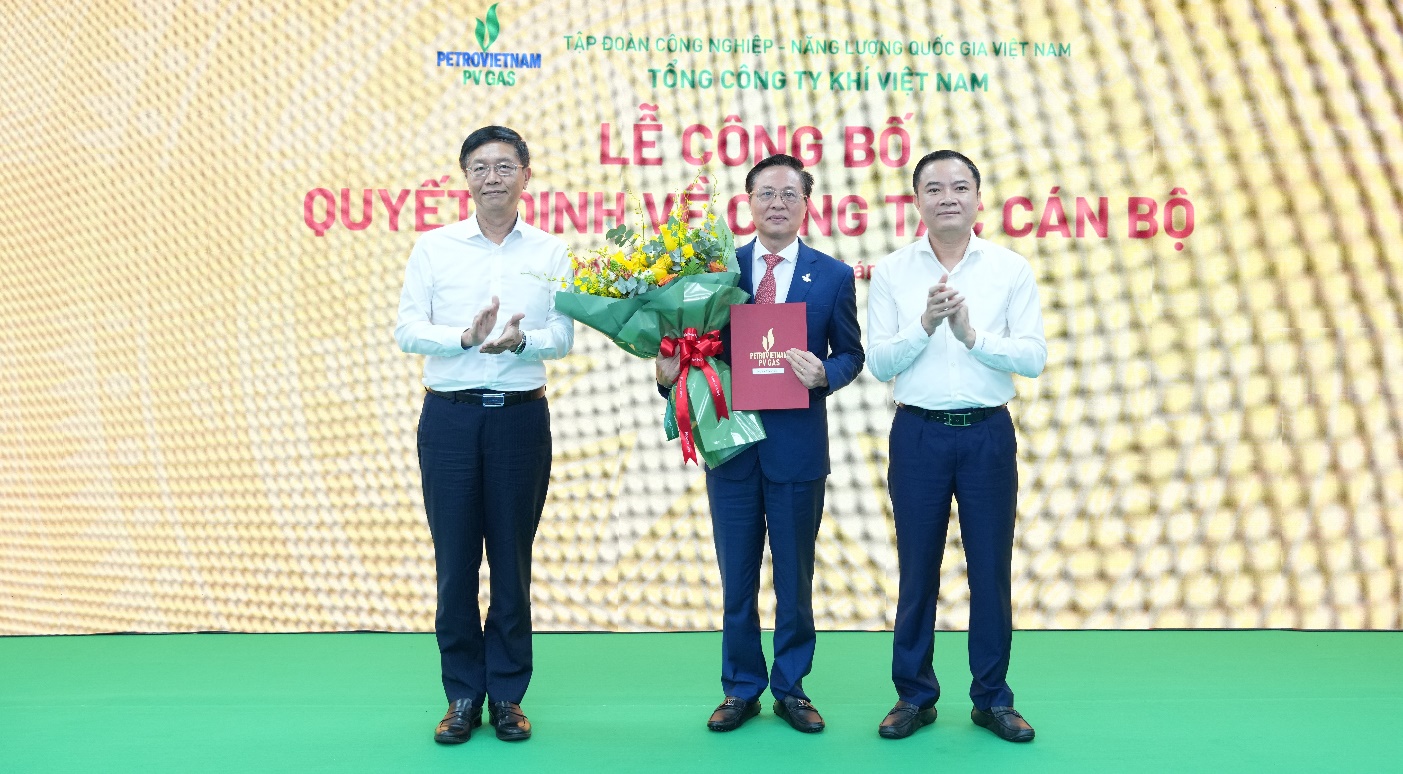 Đồng chí Lê Ngọc Sơn – Bí thư Đảng ủy, Chủ tịch HĐTV Petrovietnam; đồng chí Trần Quang Dũng – Phó Bí thư Đảng ủy Petrovietnam tặng hoa chúc mừng Tân Chủ tịch HĐQT PV GAS