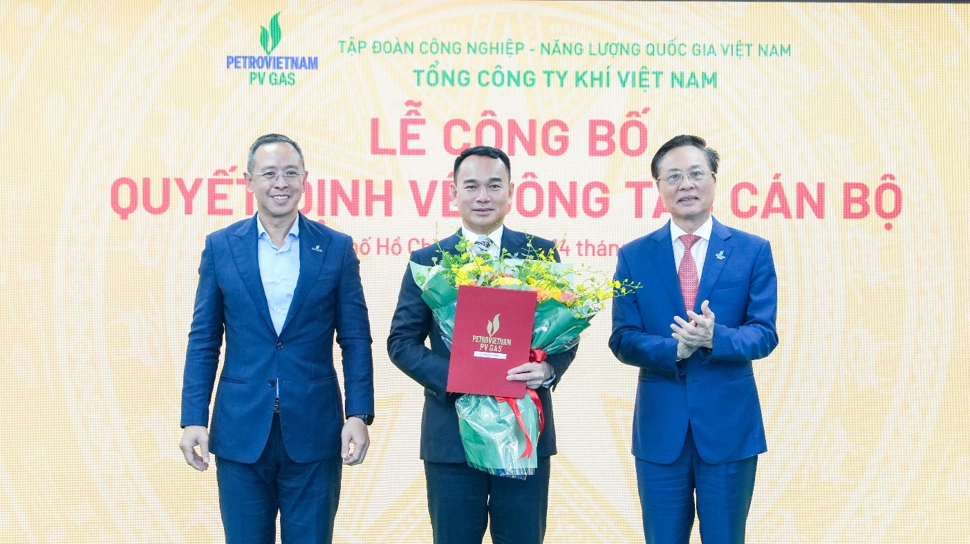 Thành viên HĐTV Petrovietnam Trần Bình Minh và Chủ tịch HĐQT PV GAS Bùi Minh Tiến tặng hoa chúc mừng Tân TGĐ PV GAS Dương Trí Hội