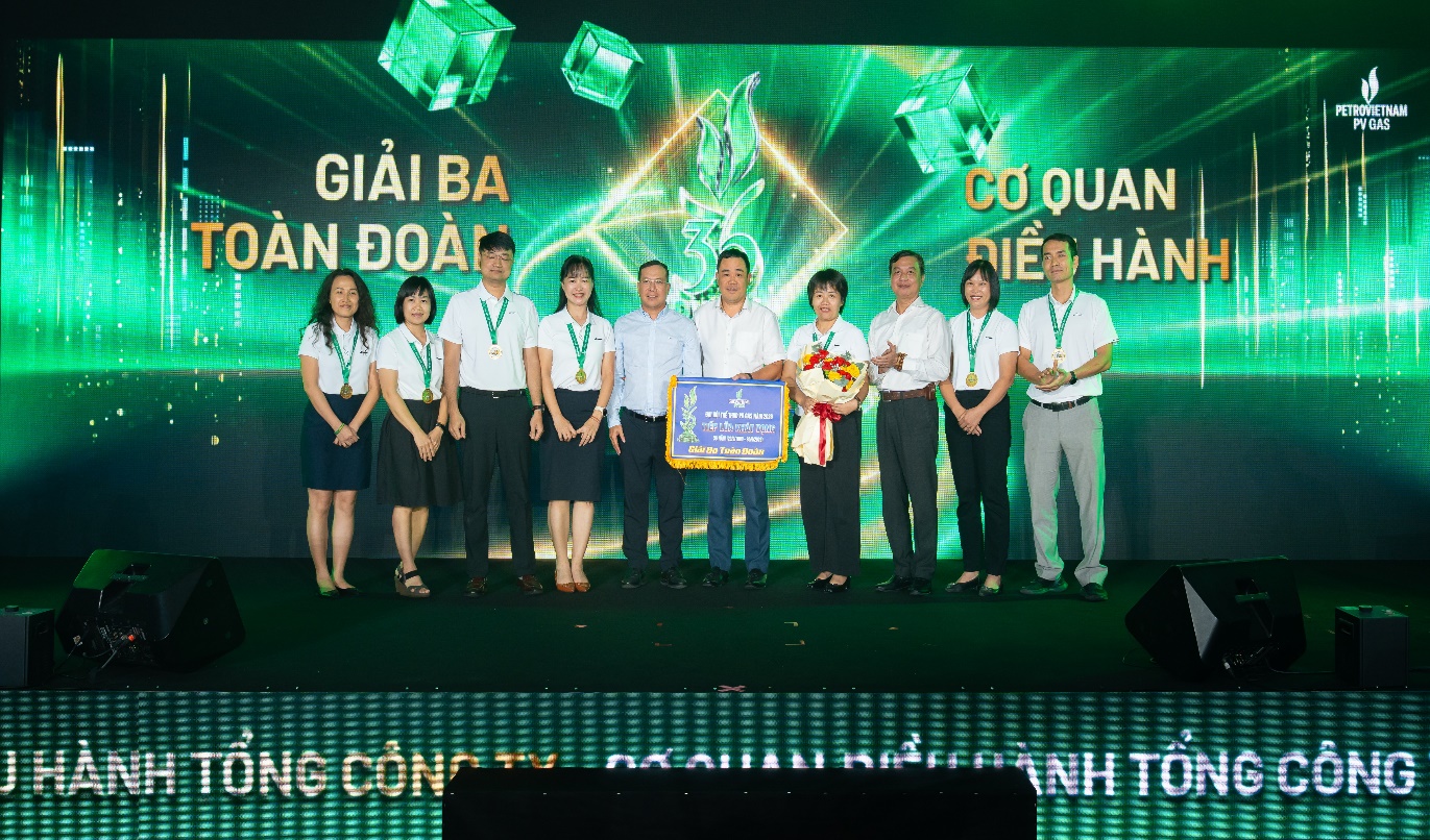 Thành viên HĐQT PV GAS Nguyễn Huy Hoàng và Phó Chủ tịch Công đoàn PV GAS Lê Phước Khôi trao giải Ba toàn đoàn cho CQĐH Tổng công ty.