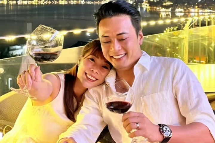 Ảnh sao 22/9: Hồng Đăng cảm ơn vợ vì 25 năm đồng hành