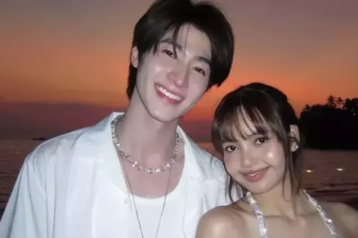 Lisa khoác tay chàng trai Thái trên phố