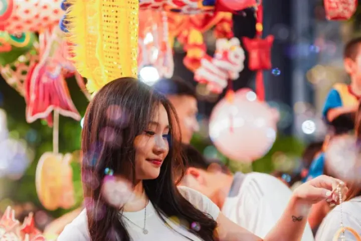 Giới trẻ đổ về Hàng Mã vui chơi Trung thu