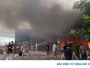 Cháy ngùn ngụt tại nhà kho ở khu vực cảng Hà Nội