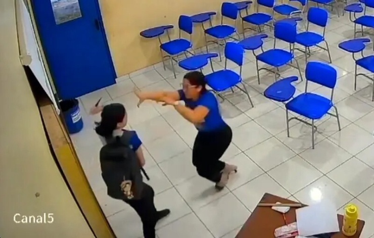 Nữ sinh rút dao đâm cô giáo trong lớp học. Ảnh chụp màn hình