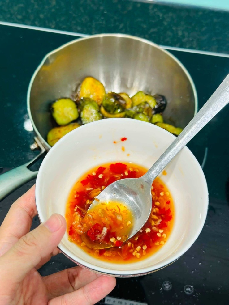Loại quả vỏ màu tím ít thấy, giàu chất xơ, tốt cho tim mạch, làm món này đơn giản mà hao cơm - 2