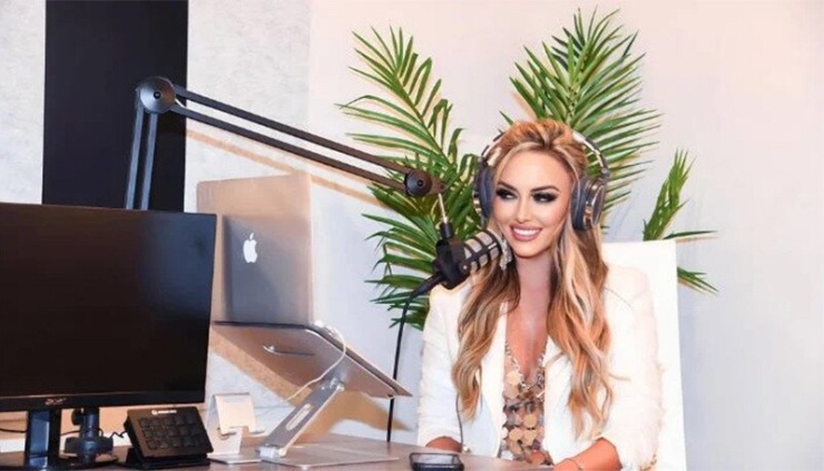 Jennifer Eckhart tự tin khi lên hình. Ảnh: GEO