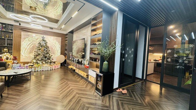 Khu vực phòng khách là nơi có diện tích lớn nhất, được vợ chồng Hồng Đăng sắm sửa rất nhiều đồ nội thất sang-xịn-mịn. Toàn bộ không gian được thiết kế theo phong cách hiện đại với gam màu nâu chủ đạo. Đặc biệt, nam diễn viên cho ốp trần gương để tạo độ sâu cho căn phòng này.