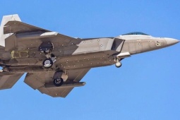 Tiêm kích F-22 Raptor Mỹ xuất hiện với cấu hình 'thợ săn tàng hình'