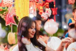 Giới trẻ đổ về Hàng Mã vui chơi Trung thu