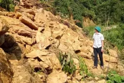 Hơn 10.000m3 đất đá vùi lấp đường vào ngôi làng