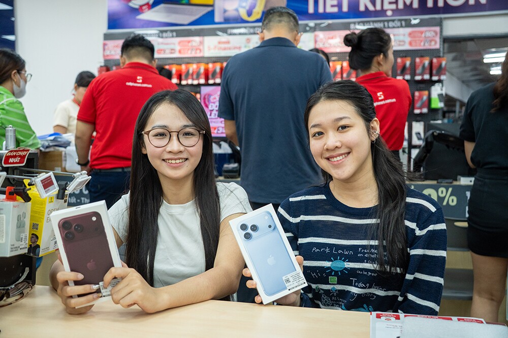 Khách hàng mua iPhone 18 Pro series tại cửa hàng.
