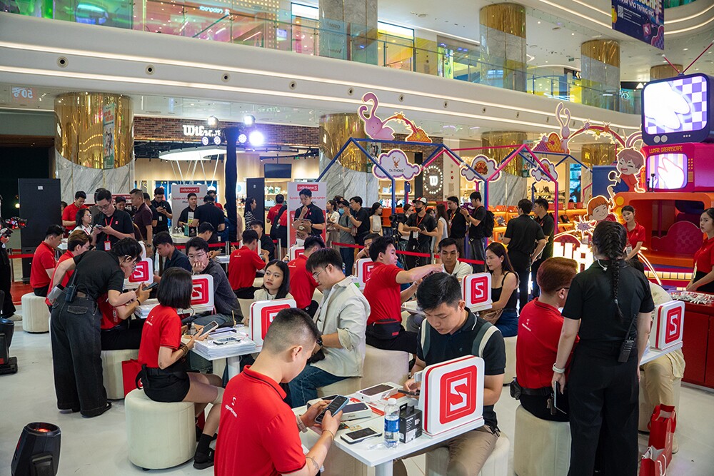 Khách hàng mua iPhone 18 Pro series tại sự kiện Mall.