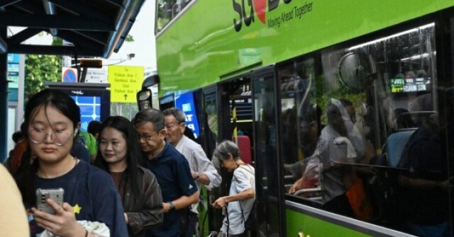 Người Singapore ăn uống, gác chân trên xe buýt sẽ bị phạt gần 400 USD