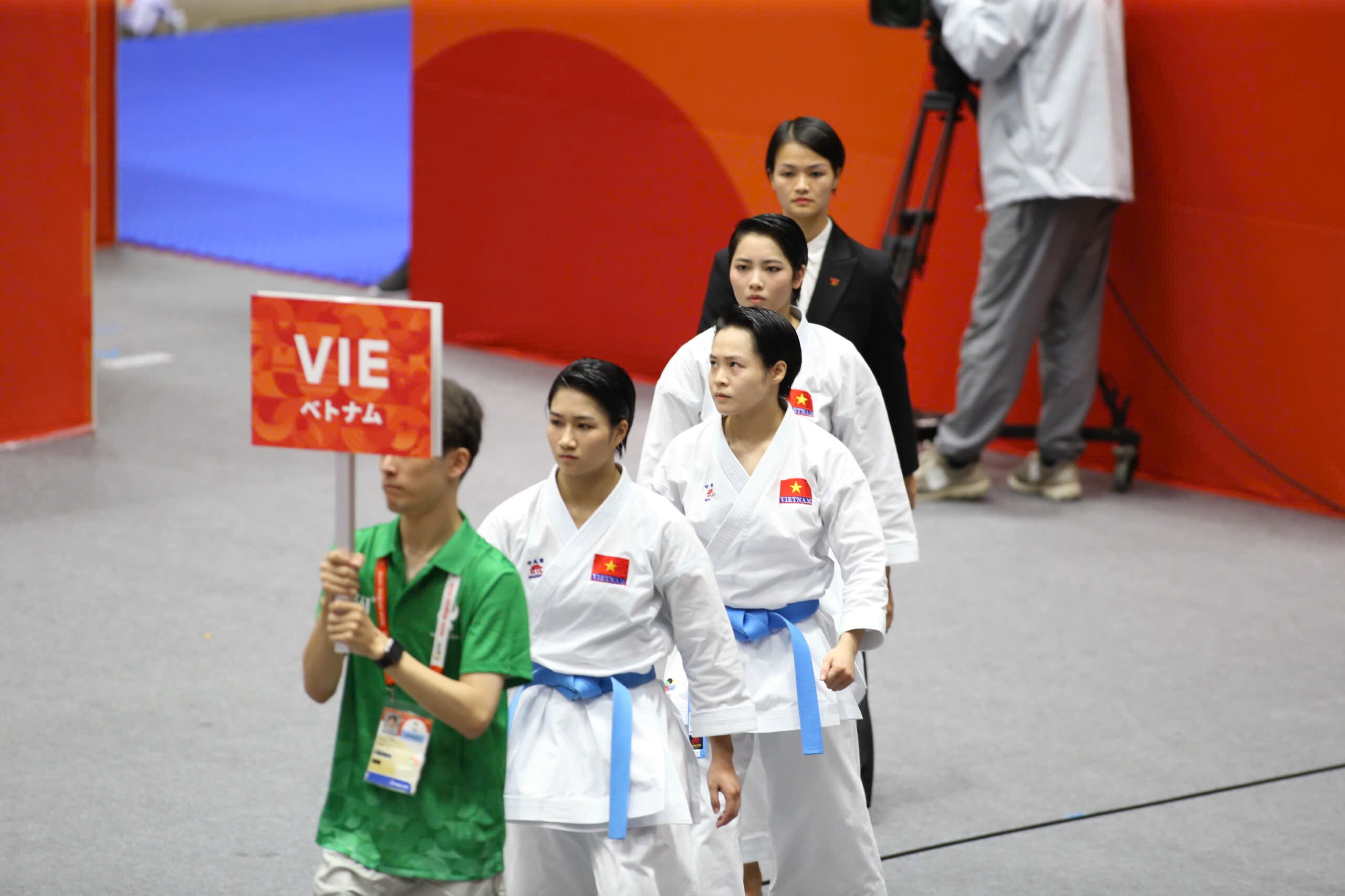3 cô gái Việt Nam bước ra sàn đấu tranh HCV karate với Iran. Ảnh Đoàn thể thao Việt Nam