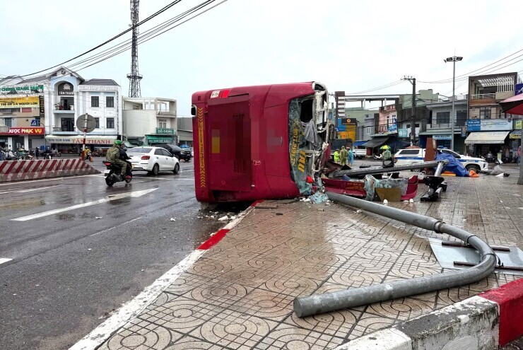 Lật xe khách giường nằm, 2 người tử vong, nhiều người bị thương