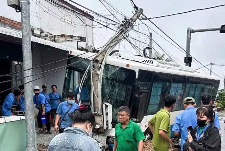 Xe đưa rước công nhân gây tai nạn liên hoàn ở Tây Ninh