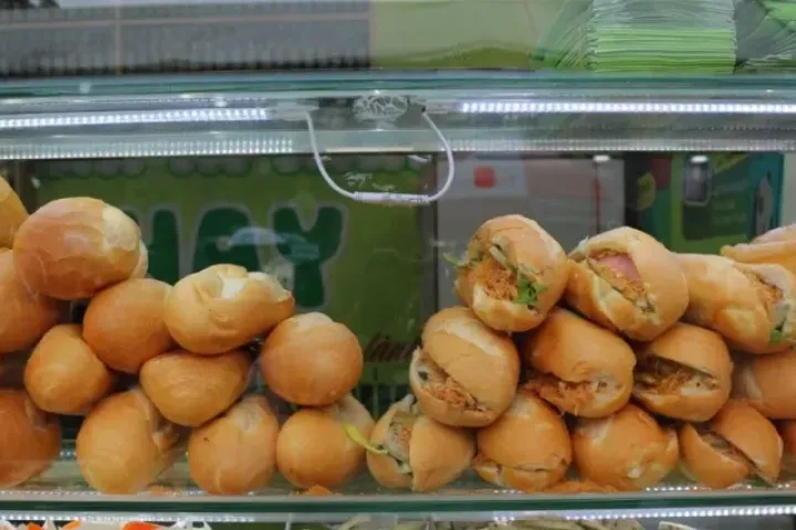Vì sao những ổ bánh mì thơm ngon có thể khiến hàng trăm người nhập viện?