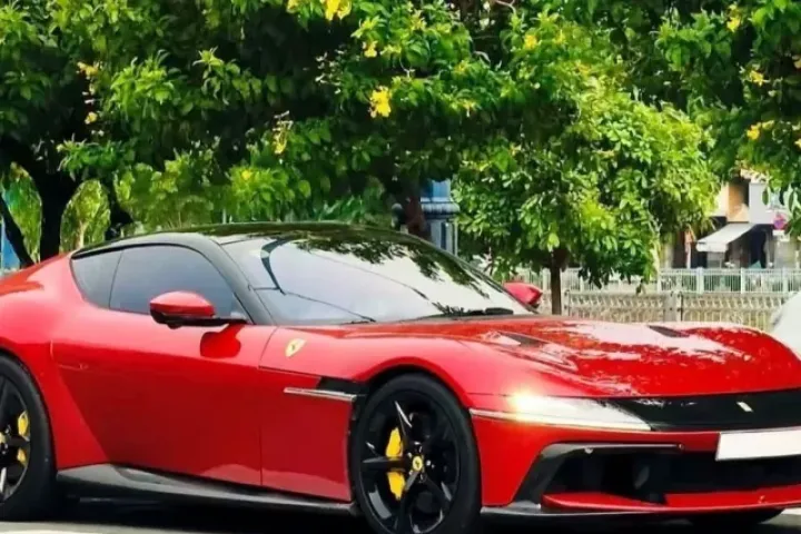 Cận cảnh Ferrari 12Cilindri độc nhất Việt Nam lăn bánh ở TPHCM