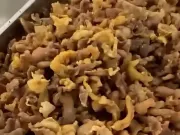 Phụ huynh tố bữa ăn bán trú 'toàn tóp mỡ', Xã yêu cầu giám định mẫu thịt