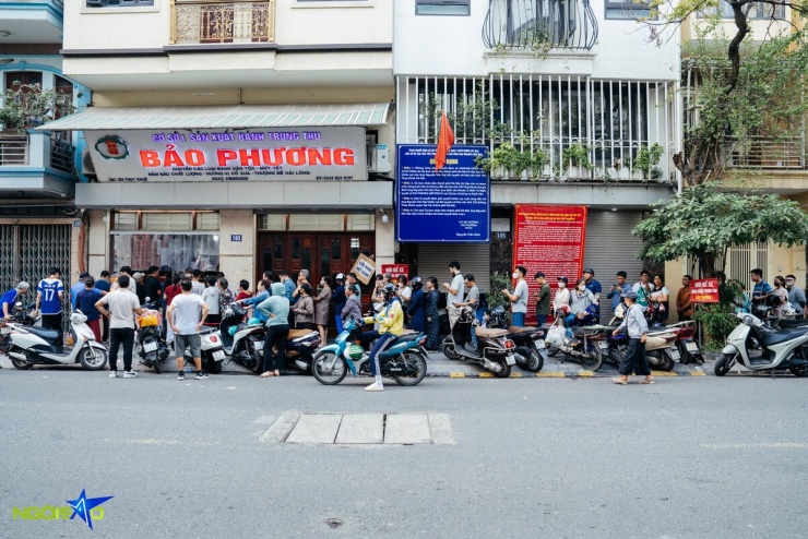 Xếp hàng từ 5h30 chờ mua bánh Trung thu 'hot' ở Hà Nội - 1