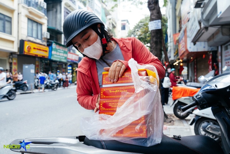 Xếp hàng từ 5h30 chờ mua bánh Trung thu 'hot' ở Hà Nội - 3