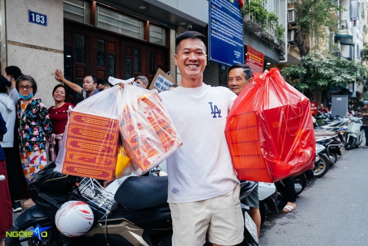 Xếp hàng từ 5h30 chờ mua bánh Trung thu 'hot' ở Hà Nội - 6