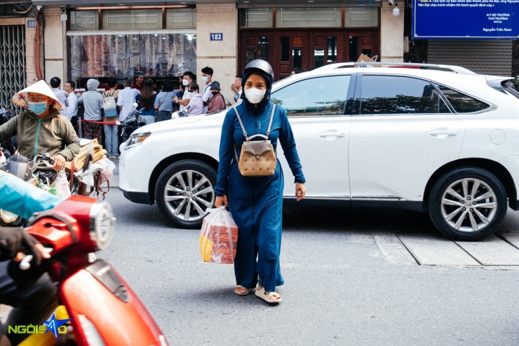 Xếp hàng từ 5h30 chờ mua bánh Trung thu 'hot' ở Hà Nội - 5