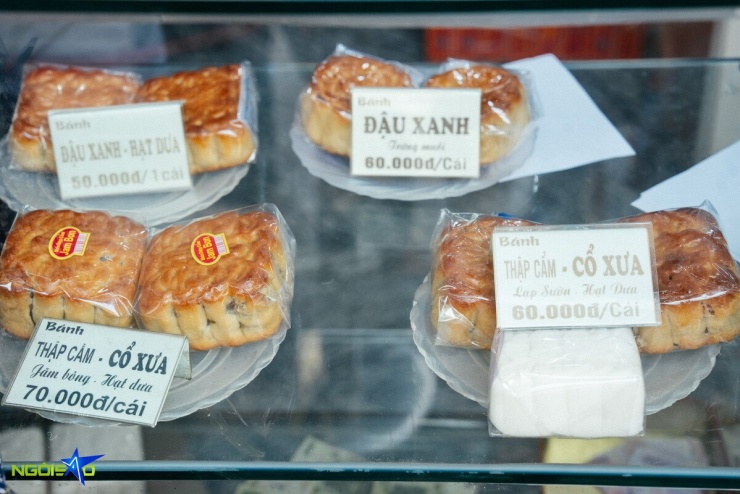 Xếp hàng từ 5h30 chờ mua bánh Trung thu 'hot' ở Hà Nội - 9