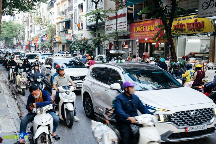 Xếp hàng từ 5h30 chờ mua bánh Trung thu 'hot' ở Hà Nội - 13