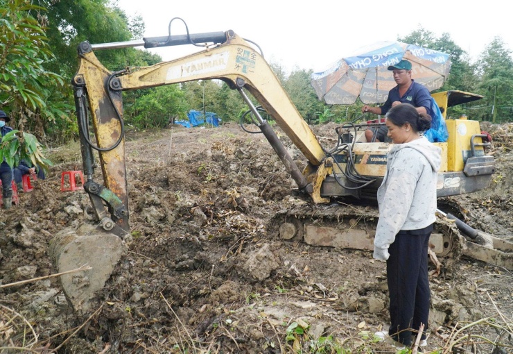 Bà Đón thường xuyên có mặt tại khu vườn, dõi theo việc tìm kiếm hài cốt liệt sĩ của Đội K91. Ảnh: T.X
