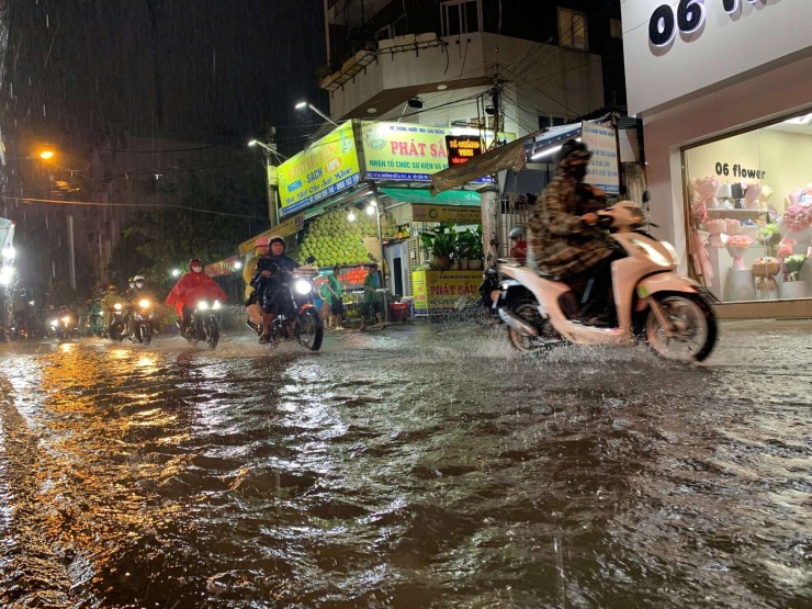 Mưa lớn dễ gây ngập cục bộ trong đô thị. Ảnh: Q.D