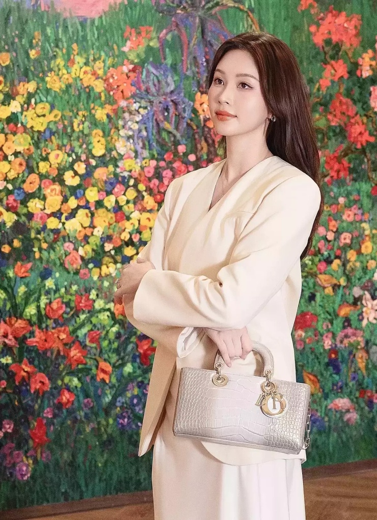 Thời trang đơn sắc của Hoa hậu Đặng Thu Thảo - 2