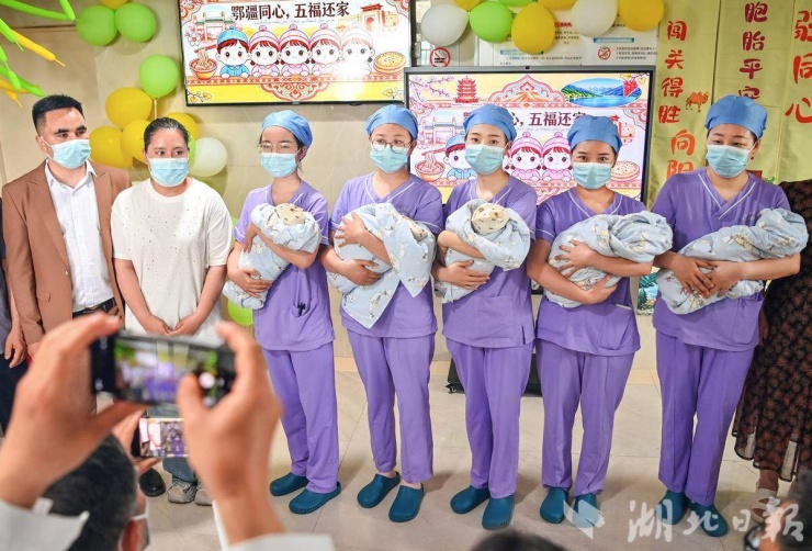 Bố sụt 11 kg, mẹ mất ngủ ba tháng vì nuôi con sinh 5 - 3