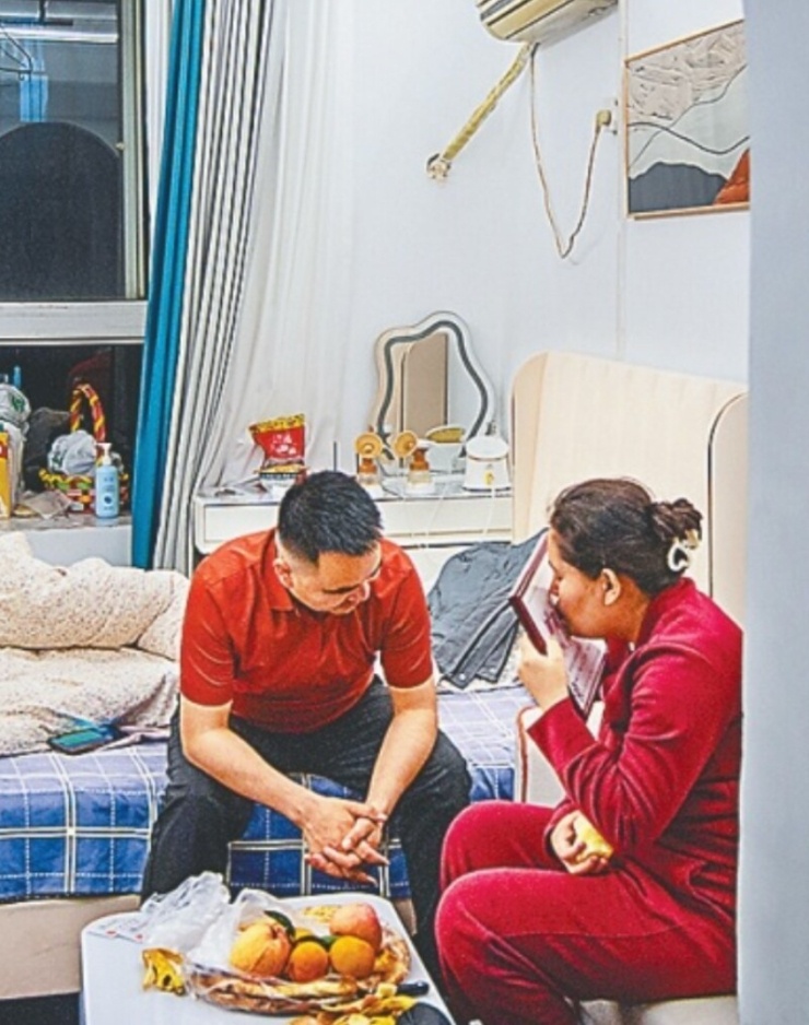 Bố sụt 11 kg, mẹ mất ngủ ba tháng vì nuôi con sinh 5 - 4